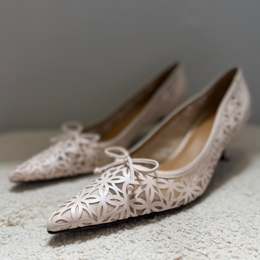 Stuart Weitzman Cream Ivory Laser Cut Floral Kitten Heel Pumps 9N Italy